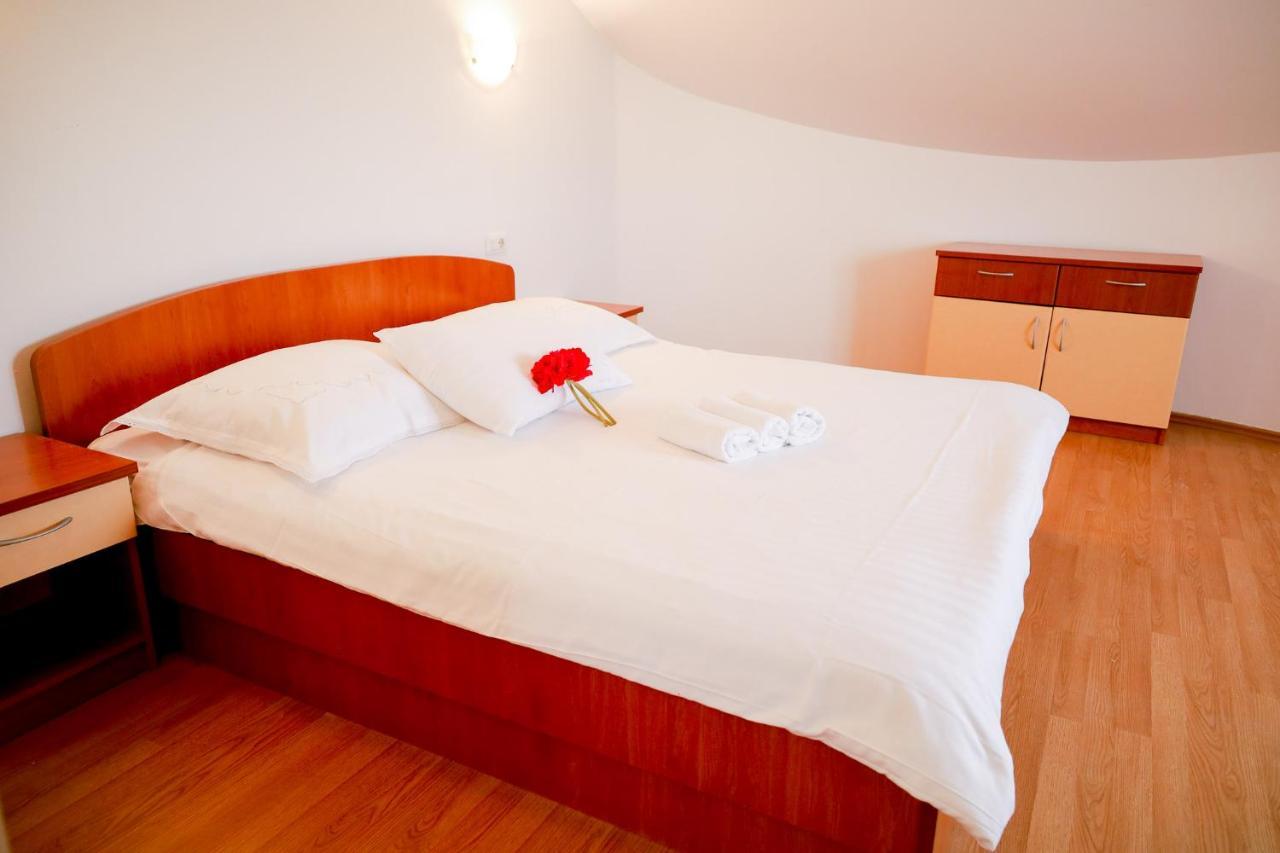 The Florens Residence Near The Beach With The Pool, Bbq And Kids Playground, Zadar Diklo Екстериор снимка